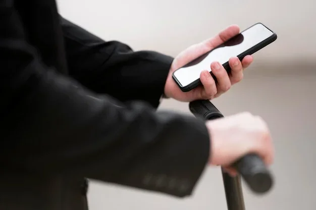 Homme utilisant un smartphone avec des signaux d'ondes s'en échappant